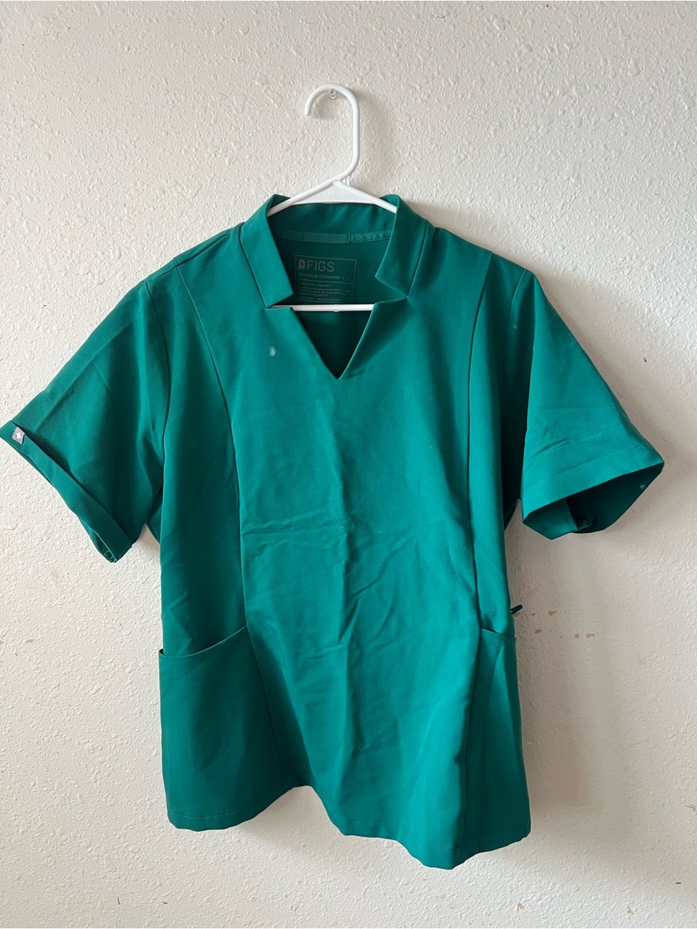 FIGS Men’s Short Sleeve Scrub Top in Teal Green